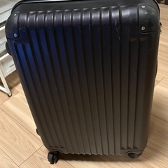 黒スーツケースの画像
