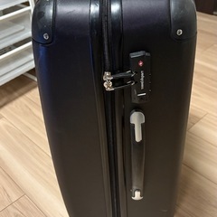 黒スーツケースの画像