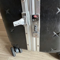 無料壊れたキャリーケースの画像