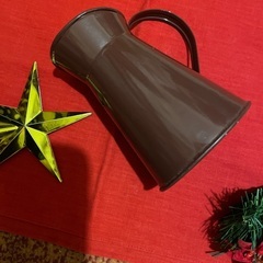 クリスマス雑貨と水差しの画像