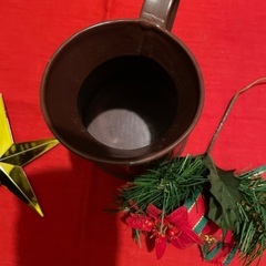 クリスマス雑貨と水差しの画像