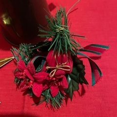 クリスマス雑貨と水差しの画像