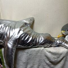 超超特大サメぬいぐるみ（シルバーメタリック）＆おでかけ子ザメの画像