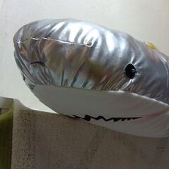 超超特大サメぬいぐるみ（シルバーメタリック）＆おでかけ子ザメの画像