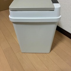 密閉 プッシュ式 20L ホワイト パッキン付 アスベル ゴミ箱 キッチン 防臭 おむつ 赤ちゃん 乳児 ペット 犬 いぬ 猫 蓋付き ふた付き シンプル 臭わない 大の画像