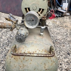 日立エアーコンプレッサーの画像