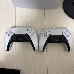 PlayStation5 CFI-1200A01本体　コントローラー2個付きの画像