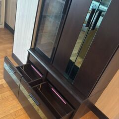 ミラー付き食器棚の画像