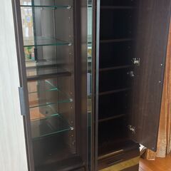 ミラー付き食器棚の画像