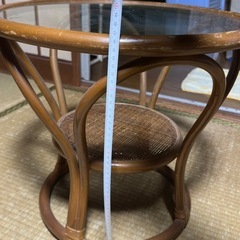 ガラス面のテーブルの画像