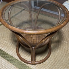 ガラス面のテーブルの画像