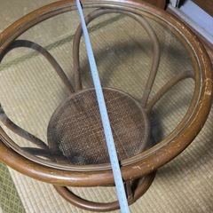 ガラス面のテーブルの画像