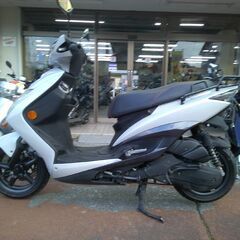 NO.5572　シグナス１２５ＸＳＲ　ＳＥ４４Ｊ後期モデル　４サイクル　ＦＩ車　リヤキャリア付き　パールホワイト　☆彡の画像