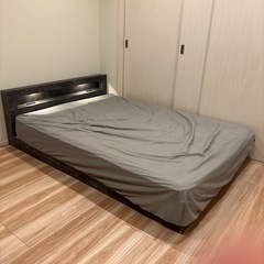 【美品】RASIKダブルベッド(コンセント、ライト付))の画像