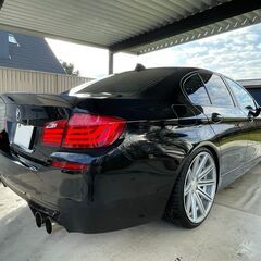 平成２２年 BMW F10 ５３５ⅰ CPU/エアシート/KW車高調/２０インチAW/マフラー他カスタム費用２００万 走行98,000KMの画像