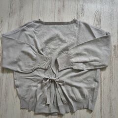 淡いグレー色セーターの画像