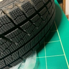 良状態:2024年製 冬タイヤ:一冬のみ使用！155/65R13 73T
ホイール付きの画像