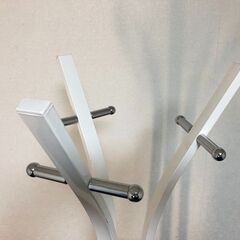 コートハンガー SOHシリーズ ホワイト スタイリッシュデザイン服吊り ハンガーラック・帽子/鞄掛け オフィスアクセサリーの画像