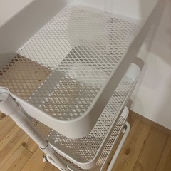 美品ニトリ　高さ調整ができるスチールワゴン　ホワイトの画像