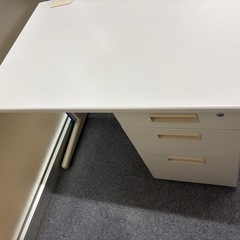 事務用テーブルの画像