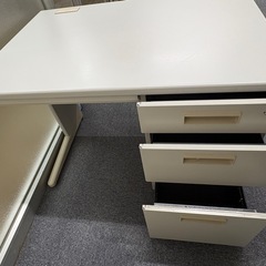 事務用テーブルの画像