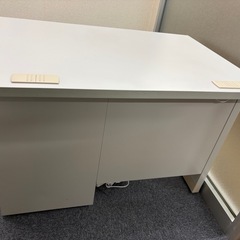 事務用テーブルの画像