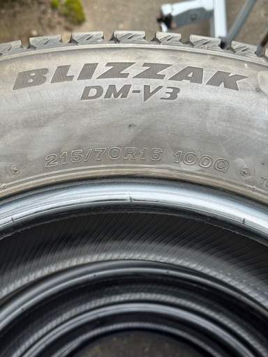 中古　BLIZZAK DM-V3 215/70R16 バリ溝