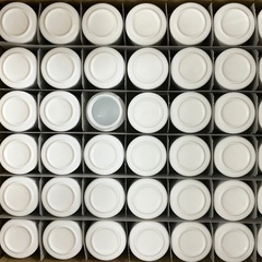 【在庫処分／業務用】100mL 乳白ガラス瓶＋赤キャップ 8,736個 まとめ売り（未使用・食品対応・東京都内引取可）の画像