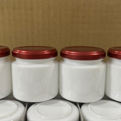 【在庫処分／業務用】100mL 乳白ガラス瓶＋赤キャップ 8,736個 まとめ売り（未使用・食品対応・東京都内引取可）の画像