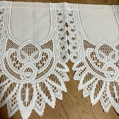 白とページュ　レースのれん　の画像