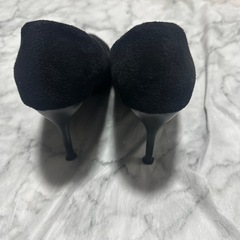 黒パンプスの画像