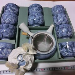 無料、おもてなしに、●有田西峰、綺麗な絵柄、１セット、（未使用箱入１０点＋急須、茶こし）、湯飲み１個のみ底に極小さい欠け有、使用には問題なし◍投稿商品を購入して頂いた方にお渡し希望です★お手数をおかけしますプロフィール必読ですの画像