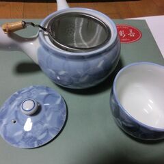 無料、おもてなしに、●有田西峰、綺麗な絵柄、１セット、（未使用箱入１０点＋急須、茶こし）、湯飲み１個のみ底に極小さい欠け有、使用には問題なし◍投稿商品を購入して頂いた方にお渡し希望です★お手数をおかけしますプロフィール必読ですの画像