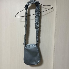 un/neu ギャザーハンドルサテンフラップバッグ　アンノイの画像