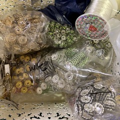 スパンコール　ビーズなどの装飾品の画像