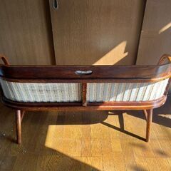 アンティーク風木製ソファの画像