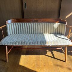 アンティーク風木製ソファの画像