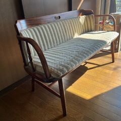 アンティーク風木製ソファの画像