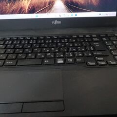 富士通 2019年10月製造モデル　高性能8世代　corei3 高速SSD　メモリ4G CDDVD　USBTypec　カメラ内蔵の画像