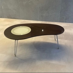 イスと机のセットの画像