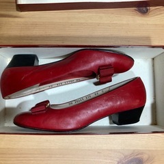 Salvatore Ferragamo (サルバトーレフェラガモ )VARAリボンパンプスの画像