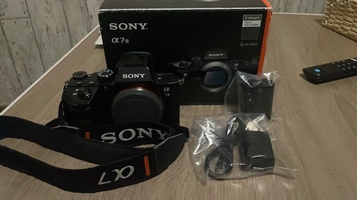 【即購入可】説明書ありの箱付きα7iiiボディ＋バッテリー+充電ケーブル付き！