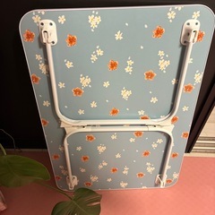 折りたたみテーブルの画像