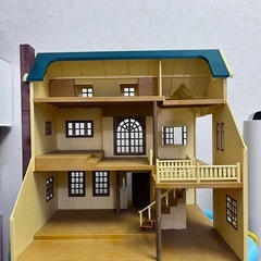 シルバニアファミリー 3階建ての家大きなお家 人形 小物 家具付きの画像