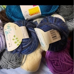 色んな色や種類の毛糸の画像