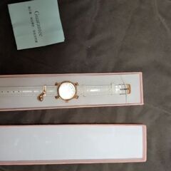 動かない腕時計の画像