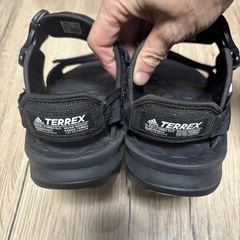 adidasスポーツサンダルの画像