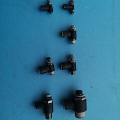 エアーシリンダー用スピコン（ウレタンチューブ）と配管継手とラックの画像