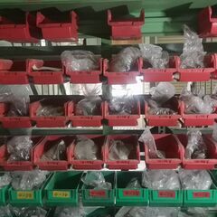 エアーシリンダー用スピコン（ウレタンチューブ）と配管継手とラックの画像