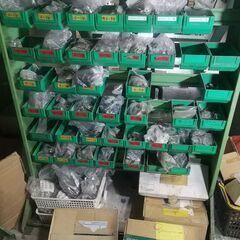 エアーシリンダー用スピコン（ウレタンチューブ）と配管継手とラックの画像